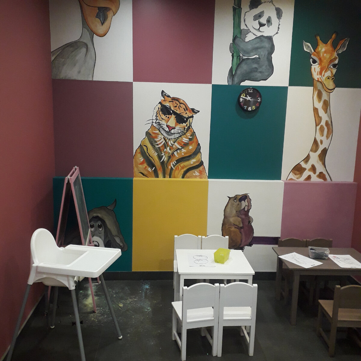 Детский уголок с доской для рисования