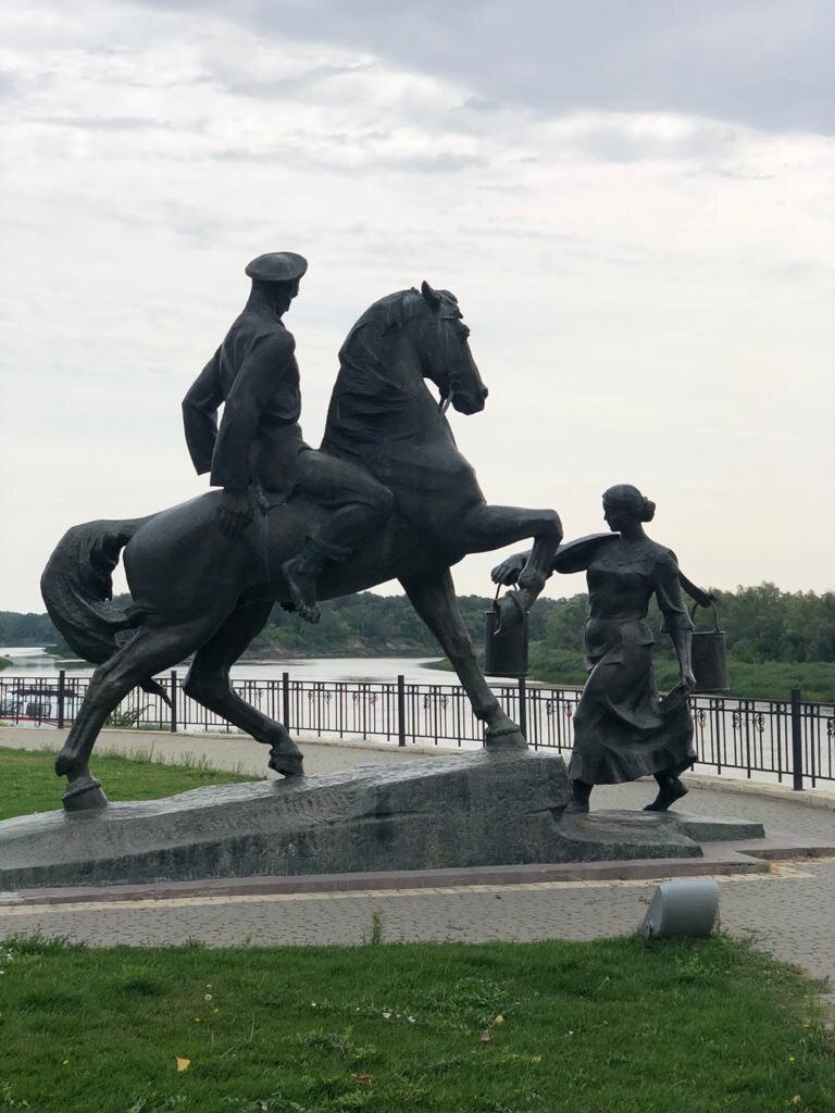 Памятник Григорию и Аксинье в Вешенской. Шолоховские места Вешенская станица. Волжский станица Вешенская.