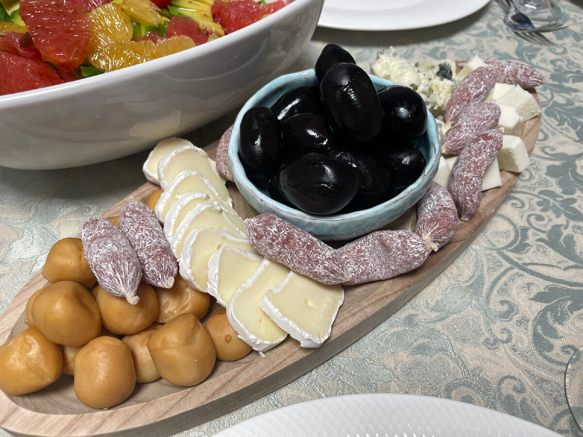 Сырная доска с колбасками и оливками
