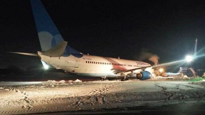     В аэропорте Перми пассажирский Boeing 737 застрял в сугробе при попытке вырулить на взлетно-посадочную полосу. Пассажирам, планировавшим долететь до Москвы, пришлось покинуть самолет.