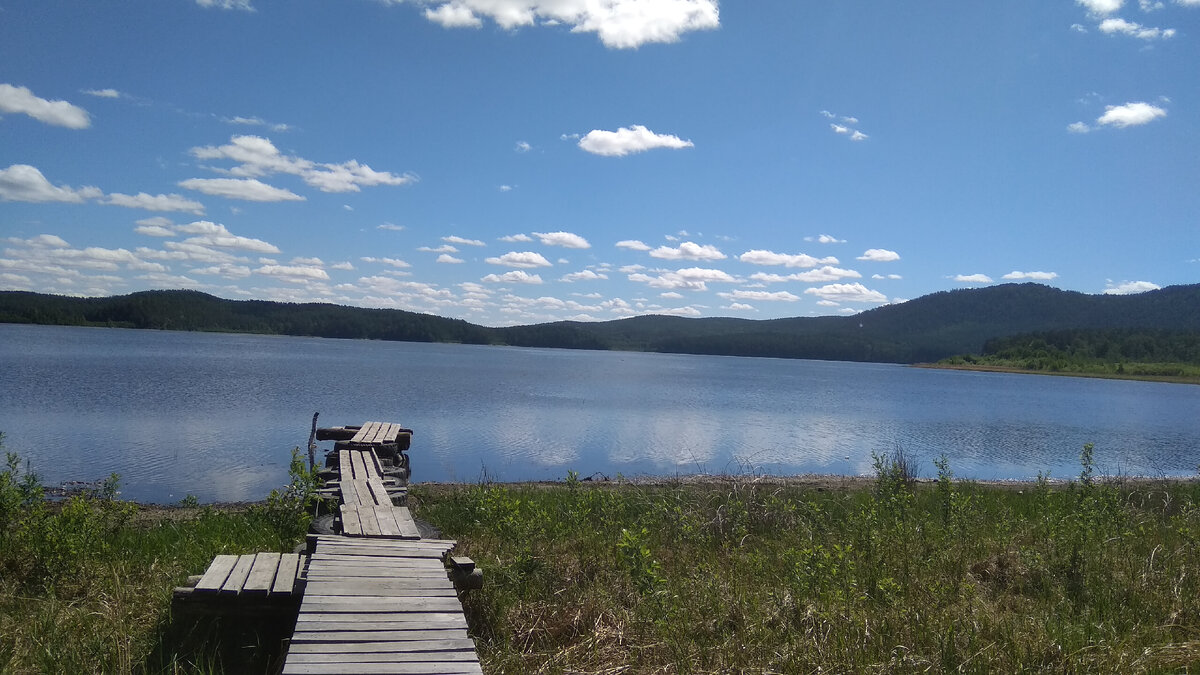 Мостки к озеру в деревне Аракуль. 