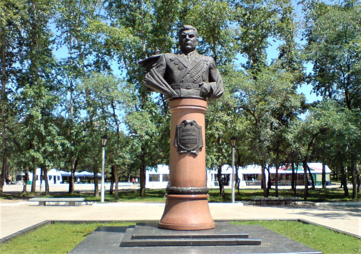 Памятник отцу стадиона Родиону Малиновскому в Хабаровске. Собственное фото.