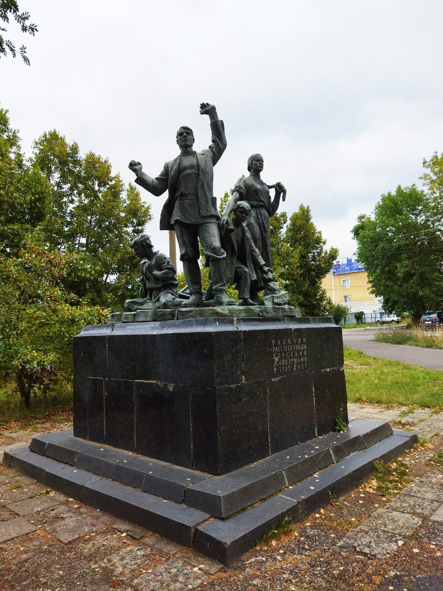 Памятник рабочим, расстрелянным царскими жандармами в 1915 году. Площадь Борьбы не один раз политая кровью текстильщиков, является местом, где родилась революция Костромы. 5 июня 1915 г. рабочие фабрик Кашина и Михина под руководством большевиков объявили забастовку. Во время шествия с Михинского сквера к центру города стражники преградили дорогу, а когда демонстранты стали оказывать сопротивление, вооруженные солдаты дали несколько залпов по безоружной толпе. Были убиты рабочие И. Корзинкин, А. Ермолаев, М. Блохина и подросток Миша Королев, более 15 человек получили ранения. Чтя память погибших товарищей, рабочие переименовали, соседнюю с Михинским сквером Солдатскую улицу в ул. Борьбы, а в день десятилетия Октября на Михинском сквере поставили обелиск: и назвали это место площадь Борьбы. В 1959 г. здесь воздвигнут памятник,автором которого стала Т. Р.Полякова. Скульптурная группа т четырех фигур установлена в глубине сквера на квадратном постаменте из черного диорита.