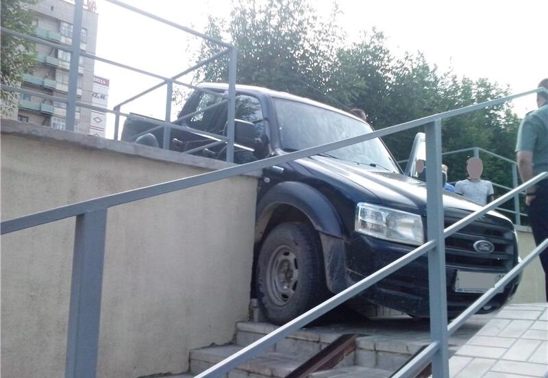 Вряд ли этот пикап съехал в подземный переход из-за отсутствия техосмотра