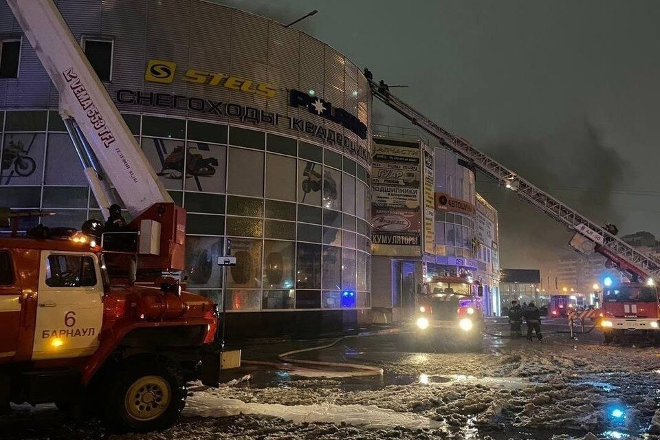     Пожарный впал в кому после тушения торгового центра «Успех» в Барнауле. Фото: ГУ МЧС России по Алтайскому краю