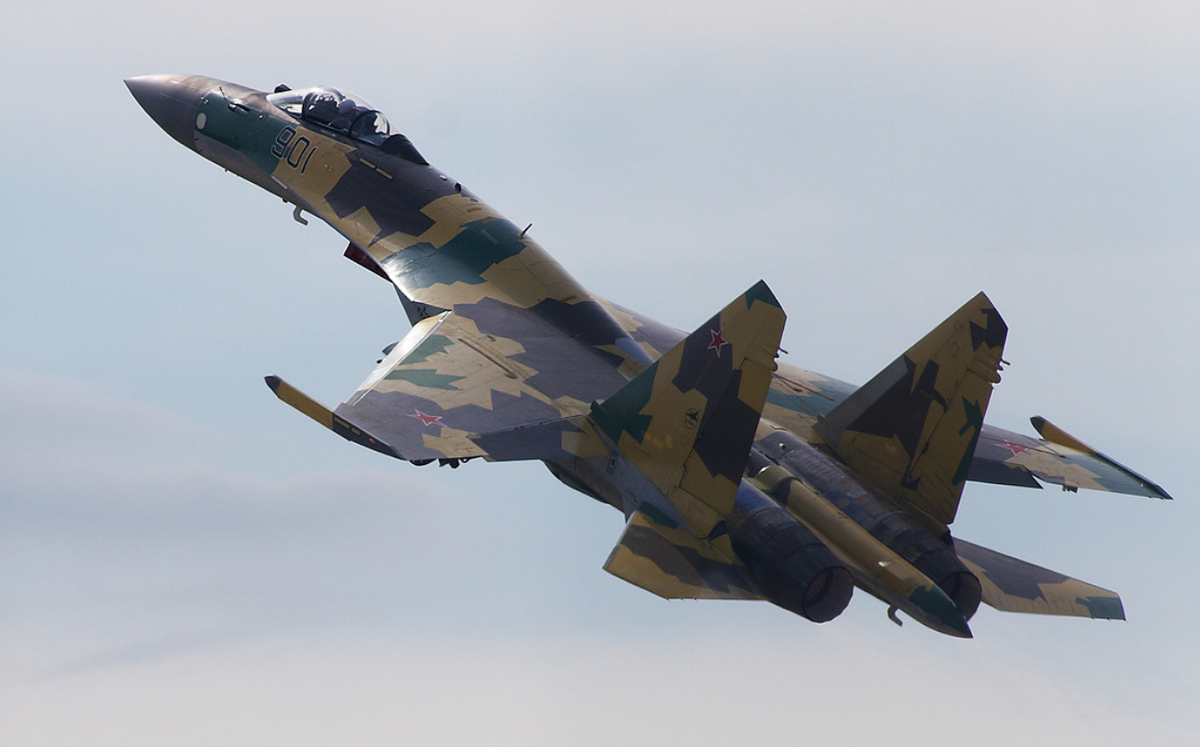 Су-35 считается одним из лучших истребителей поколения 4++. Многие бы не прочь его приобрести, но страх вторичных санкций не даёт этого сделать. Фото Rulexip
