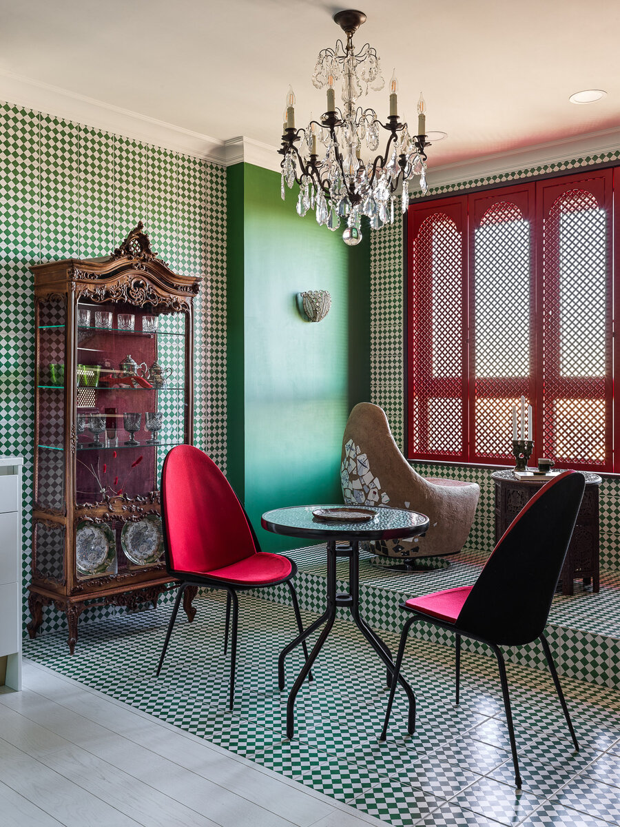 Почти все предметы в этой зоне антикварные: витрина, стулья и марокканский столик. Рядом с ним у окна кресло из переработанного картона с инкрустацией осколками плитки, созданное Ульяной Хохловой.