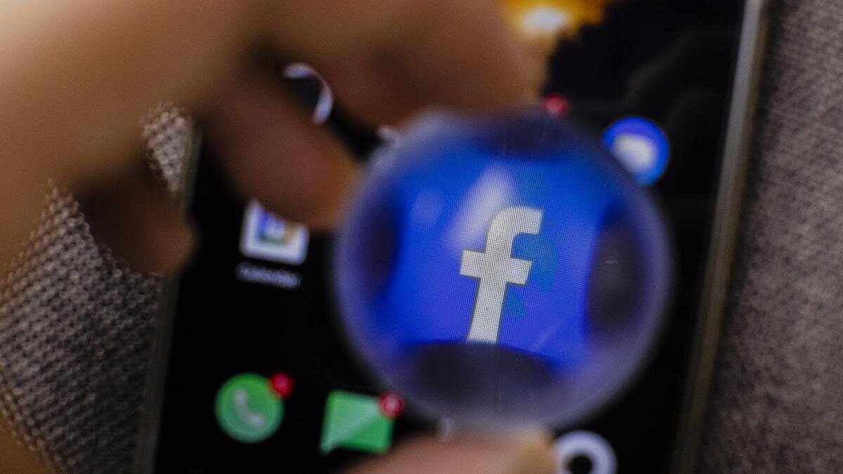    Ярлык Facebook на телефоне:pexels.com