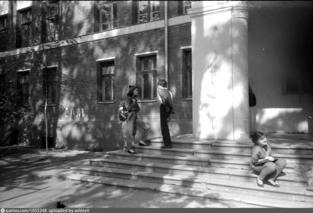 Школа № 1279 - бывшая 26-я (Азовская улица, 2). 1993 г. Подпись на вотермарке: uploaded by ashley4.