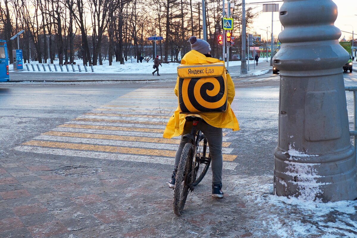 Яндекс еда курьер зима