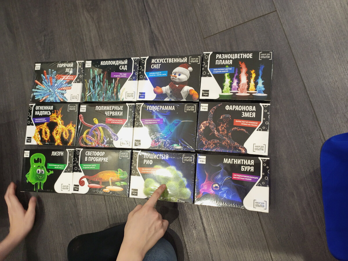 В большой коробке 12 коробочек поменьше