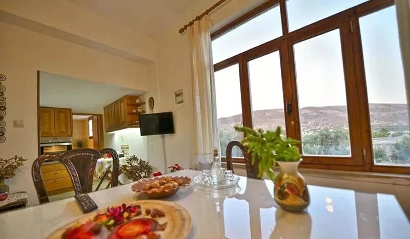 Распашное деревянное окно