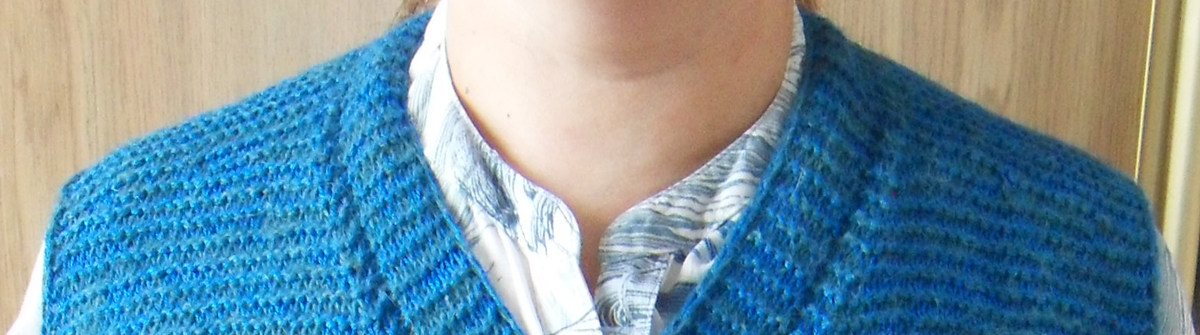 Хорошо видны убавки на "дорожках" платочной вязки