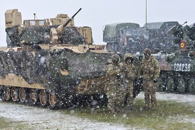    Военнослужащие возле американской боевой машины пехоты M2 Bradley ©Алексей Витвицкий РИА Новости