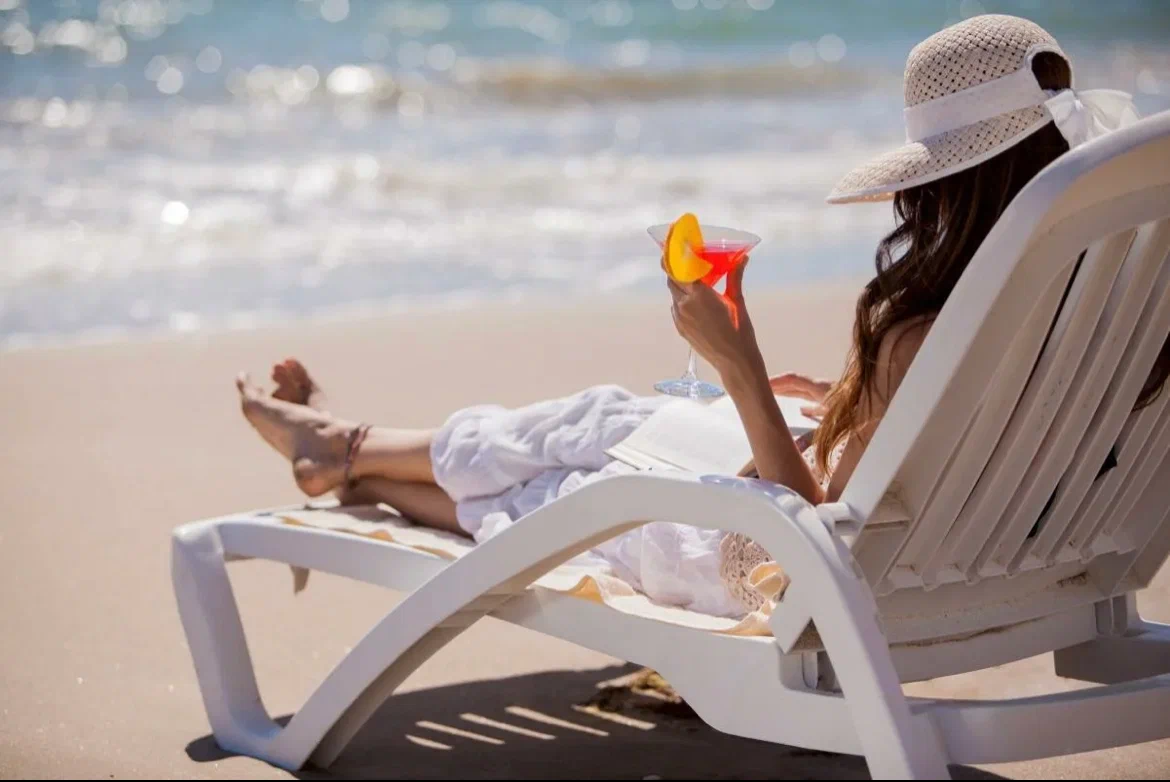 Эх отдых. Девушка на шезлонге. Шезлонг на пляже. Девушка в шезлонге на пляже. Девушка отдыхает.