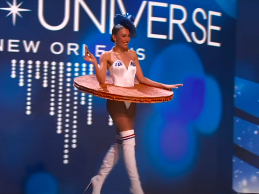     Мисс Нидерланды в образе вафли Фото: стоп-кадр YOUTUBE.COM