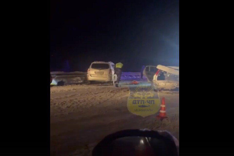     Госавтоинспекторы устанавливают обстоятельства ДТП. Фото: скрин видео vk.com/murmansk_dtp