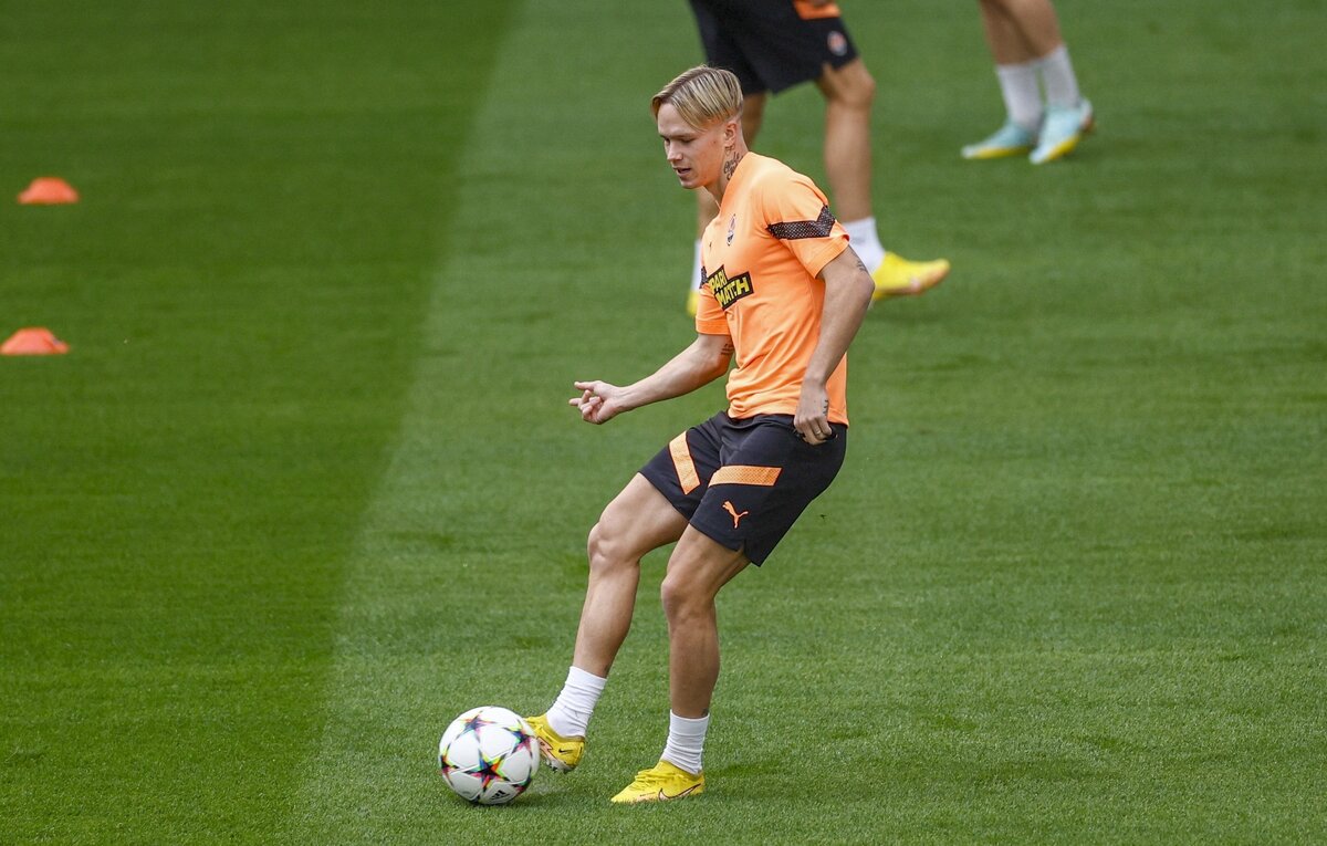    Полузащитник "Челси" Михаил Мудрик  EPA-EFE/Rodrigo Jimenez