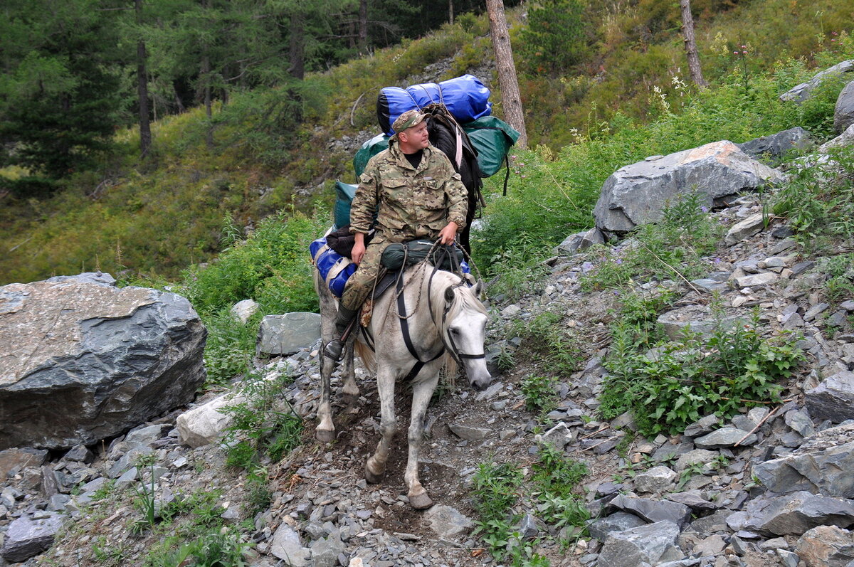 В Казиниху, дальний кордон Катунского заповедника, можно попасть только конной тропой - дорог здесь нет. 