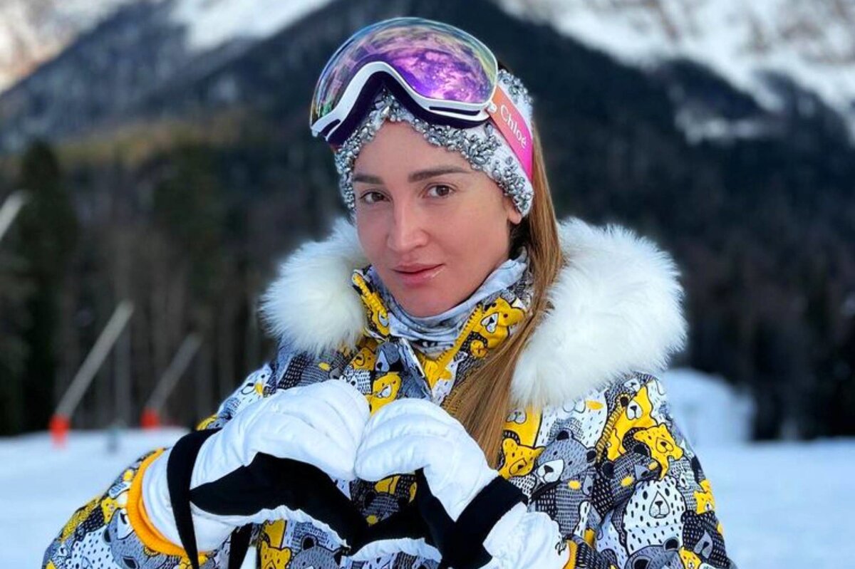     «Я слишком разогналась и эпично упала»: Ольга Бузова пострадала на горнолыжном склоне в Сочи