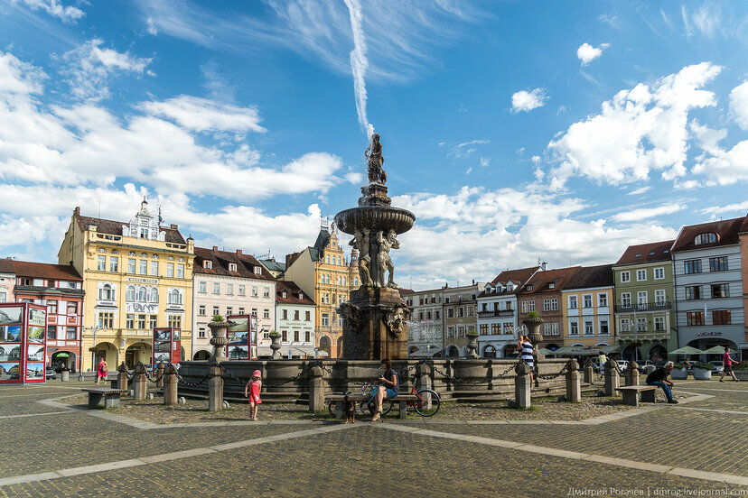 Квадратная городская площадь с ратушей и фонтаном Самсон. 