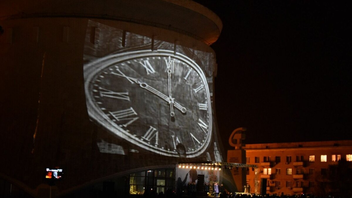     В 80-ю годовщину Сталинградской Победы в центре Волгограда с помощью проекции «оживят» дома на Аллее Героев. По информации областного комитета культуры, на зданиях будет транслироваться документальная хроника и изображения летящих журавлей.