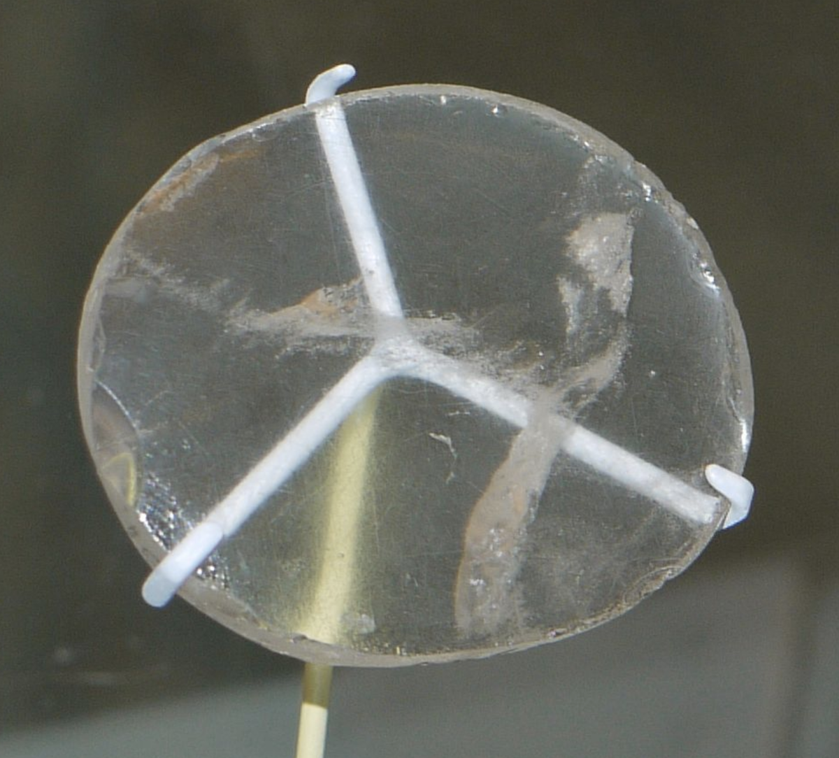 Линза из Нимруда, датируемая 2700 годом (древняя Ассирия)