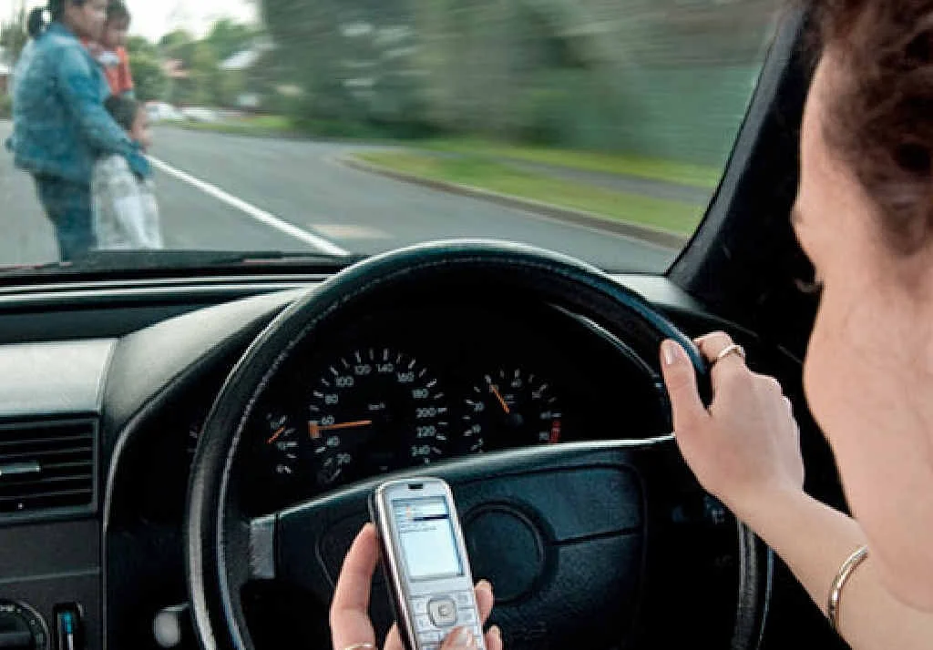 Разрешается водителю пользоваться телефоном во время движения. Телефон за рулем. Мобильный за рулем. Пользование телефоном за рулем. Водитель за рулем по телефону.