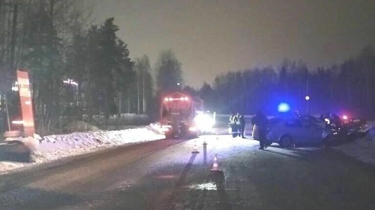     Одного из водителей занесло на полосу встречного движения. Фото с места аварии поделились сотрудники ГИБДД в соцсетях.