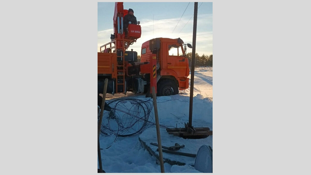     В деревне Бородули Шарканского района Удмуртии без водоснабжения остались 76 домов, детский сад и ФАП. Причиной стал выход из строя глубинного насоса на водонапорной башне. Об этом сообщил в соцсетях глава районной администрации Василий Муклин.