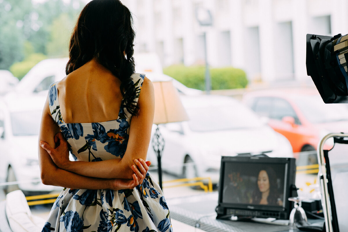 Фото из личного архива. Я на съемках фильма "Новая жизнь" смотрю дубль на режиссерском мониторе