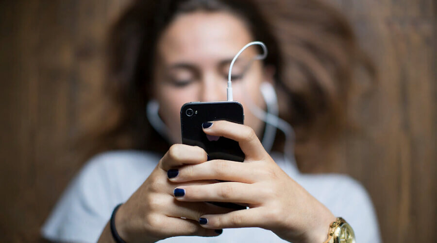 Короткие видео, где кривляется парень в парике и пересказывает бородатые анекдоты, - самые у нее любименькие 