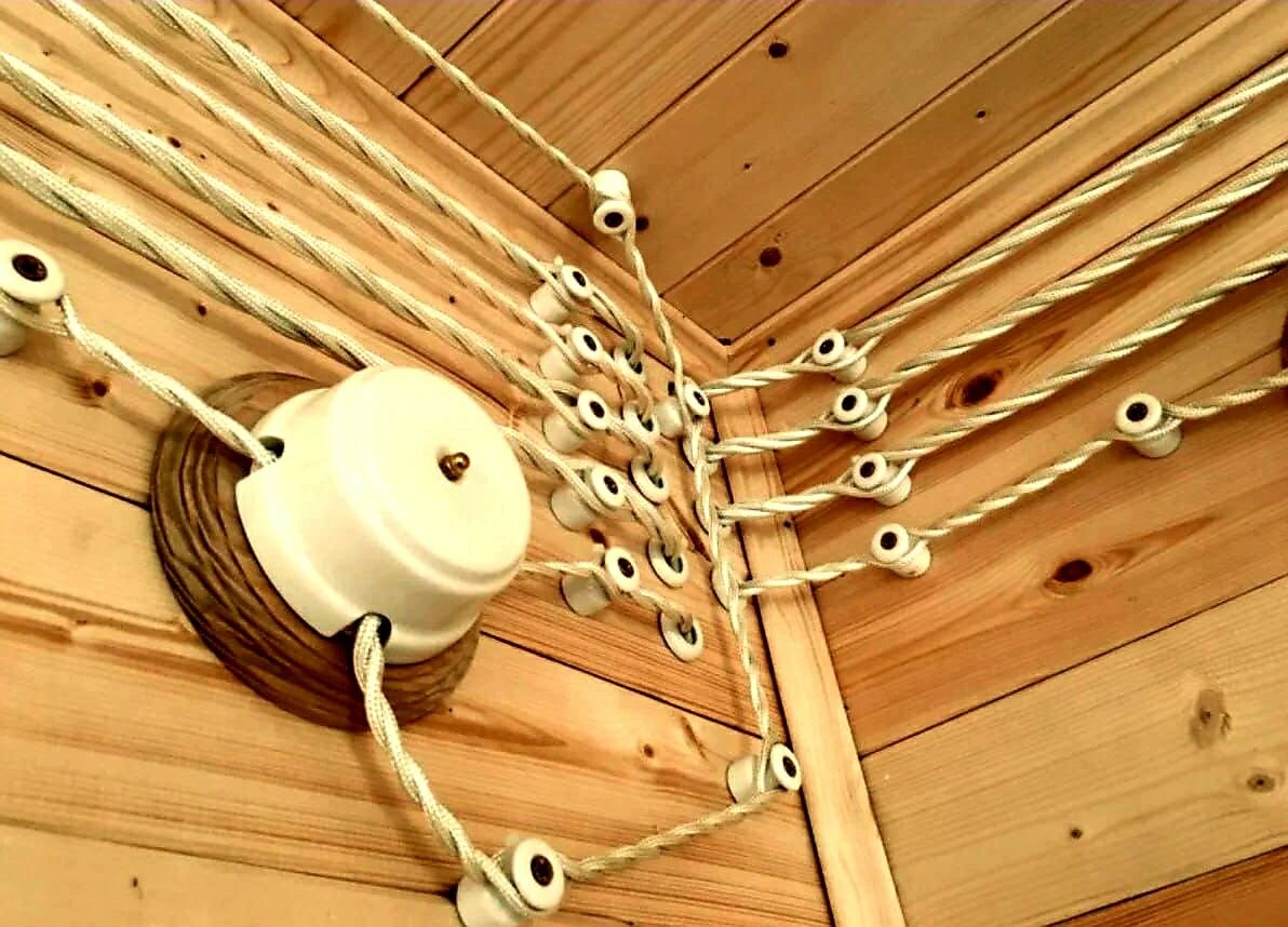 Монтаж проводки в деревянном доме