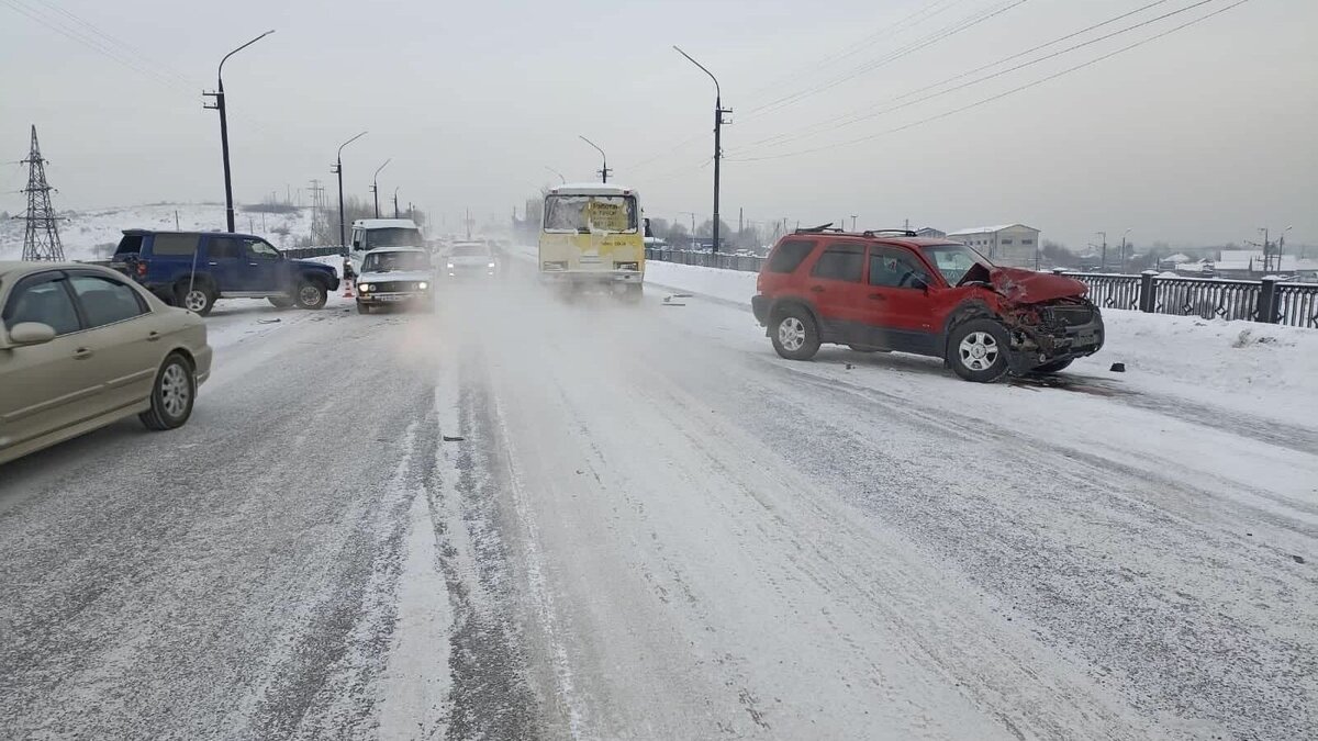     ГИБДД рассказала подробности об аварии на коммунальном мосту Абакана. Вчера там столкнулись четыре машины и автобус.