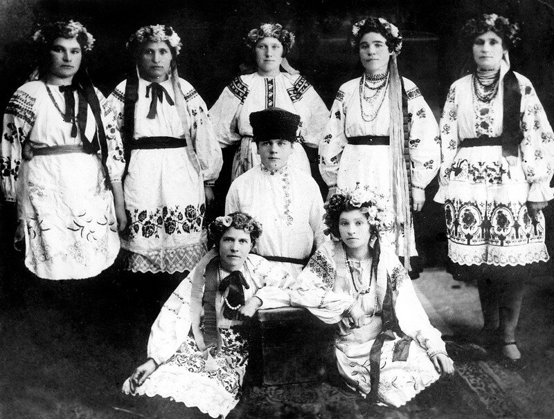 К концу XIX — началу ХХ вв. роль пояса у переселенцев Приамурья не была однозначной. Древнее значение пояса как оберега еще сохранялось, но вместе с тем пояс одновременно употребляли в разнообразных ритуалах в повседневном быту. Он продолжал играть большую роль в народных гаданиях, обрядах, заговорах.