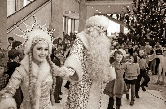 Роль Снегурочки сегодня исполняют молодые девушки, которых называют внучками Деда Мороза /из доступного фонда Яндекс.Картинки/