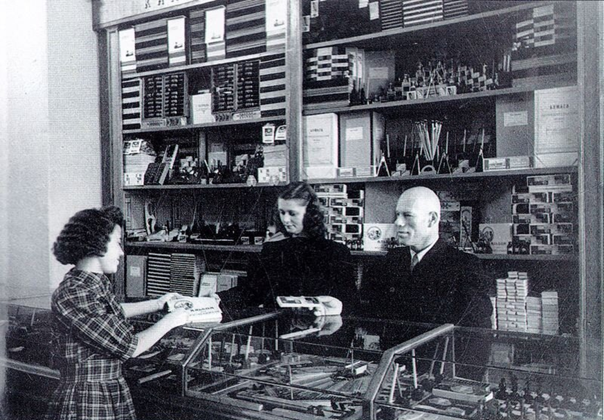 Отдел канцелярские товары. Фото из интернет источника.