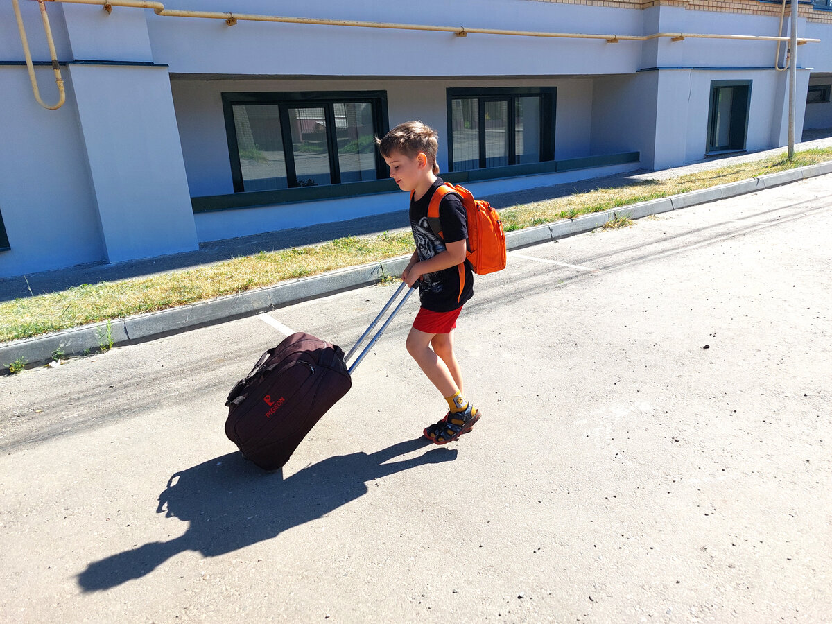 Сын справляется с нашим багажом, пока я в телефоне по геолокации ищу квартиру.