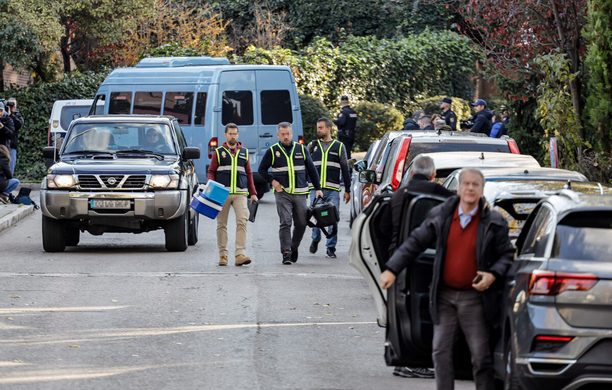    Сотрудники правоохранительных органов Испании у посольства Украины, 2 декабря 2022 года  Europa Press/ABACA via Reuters Connect