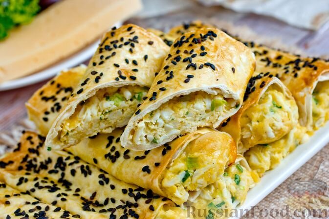 лаваш, яйца, сыр твёрдый, лук зелёный, сметана, соль, перец чёрный молотый, кунжут