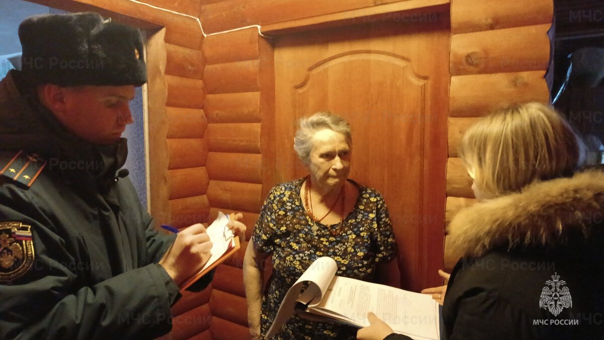 С начала года на территории Костромской области произошло 83 пожара, из них 60 - в жилом фонде. 
В целях предупреждения пожаров в жилых домах сотрудники Главного управления МЧС России по Костромской области проводят ежедневную профилактическую работу, направленную на информирование населения о требованиях пожарной безопасности и контроль за соблюдением этих требований.

Сегодня в Костроме прошли профилактические мероприятия в местах проживания многодетных семей и семей, находящихся в социально-опасном положении. Участие в них приняли сотрудники территориального отдела надзорной деятельности и профилактической работы г. Костромы, специалисты Центра гражданской защиты и Центра социальной помощи семье и детям.

