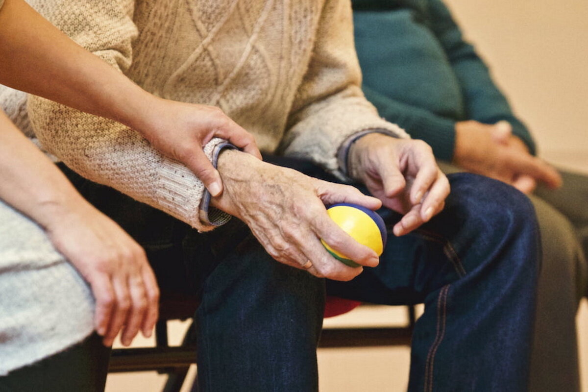    Оформить уход за пожилым человеком может трудоспособный гражданин РФ, старше 14 лет. Источник: Piqsels.com