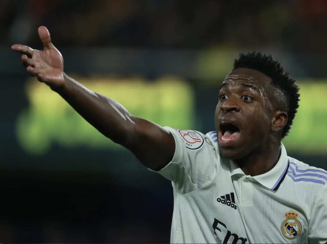 Манекен, одетый в футболку Винисиуса Джуниора, был подвешен на мосту рядом с тренировочной площадкой мадридского "Реала" перед четвертьфинальным матчем Кубка Испании против мадридского "Атлетико" в четверг. "Мадрид ненавидит "Реал"", - гласил баннер, вывешенный на мосту недалеко от Вальдебебаса в ночь на среду. Изображение Винисиуса было описано испанскими СМИ как "расистское нападение" и "серьезная угроза" в адрес бразильского форварда. Источники в полиции сообщили агентству AFP, что они расследуют инцидент, не сообщая дальнейших подробностей.
Этот лозунг в прошлом использовали ультрас мадридского "Атлетико".
"Такие действия абсолютно отвратительны и недопустимы и позорят общество", - говорится в заявлении "Атлетико".
"Наше осуждение любого акта, который посягает на достоинство людей или учреждений, является категорическим и безоговорочным".
Фанаты "Атлетико" были сняты на видео с расистскими выкриками в адрес Винисиуса в сентябре перед мадридским дерби на "Ванда Метрополитано" в Ла Лиге.
Однако в декабре испанская прокуратура закрыла расследование скандирования, заявив, что установить виновных не представляется возможным.
"Мы осуждаем ненавистнические действия против Винисиуса", - написала Ла Лига в Twitter.
"Нетерпимость и насилие не вписываются в футбол".
22-летний вингер мадридского "Реала" является противоречивой фигурой в испанском футболе, и соперники иногда злятся из-за его таланта и стиля игры, а также из-за его склонности легко выходить на поле.
С другой стороны, защитники соперника часто нападают на Винисиуса, чтобы вывести его из игры, и ни один игрок в Европе в этом сезоне не фолит больше.
"Мы должны защитить его", - призвал главный тренер мадридского "Реала" Карло Анчелотти в среду на пресс-конференции.
"Он нужен футболу, у него экстраординарный талант, и мы должны защищать его как физически, так и в ментальном плане".