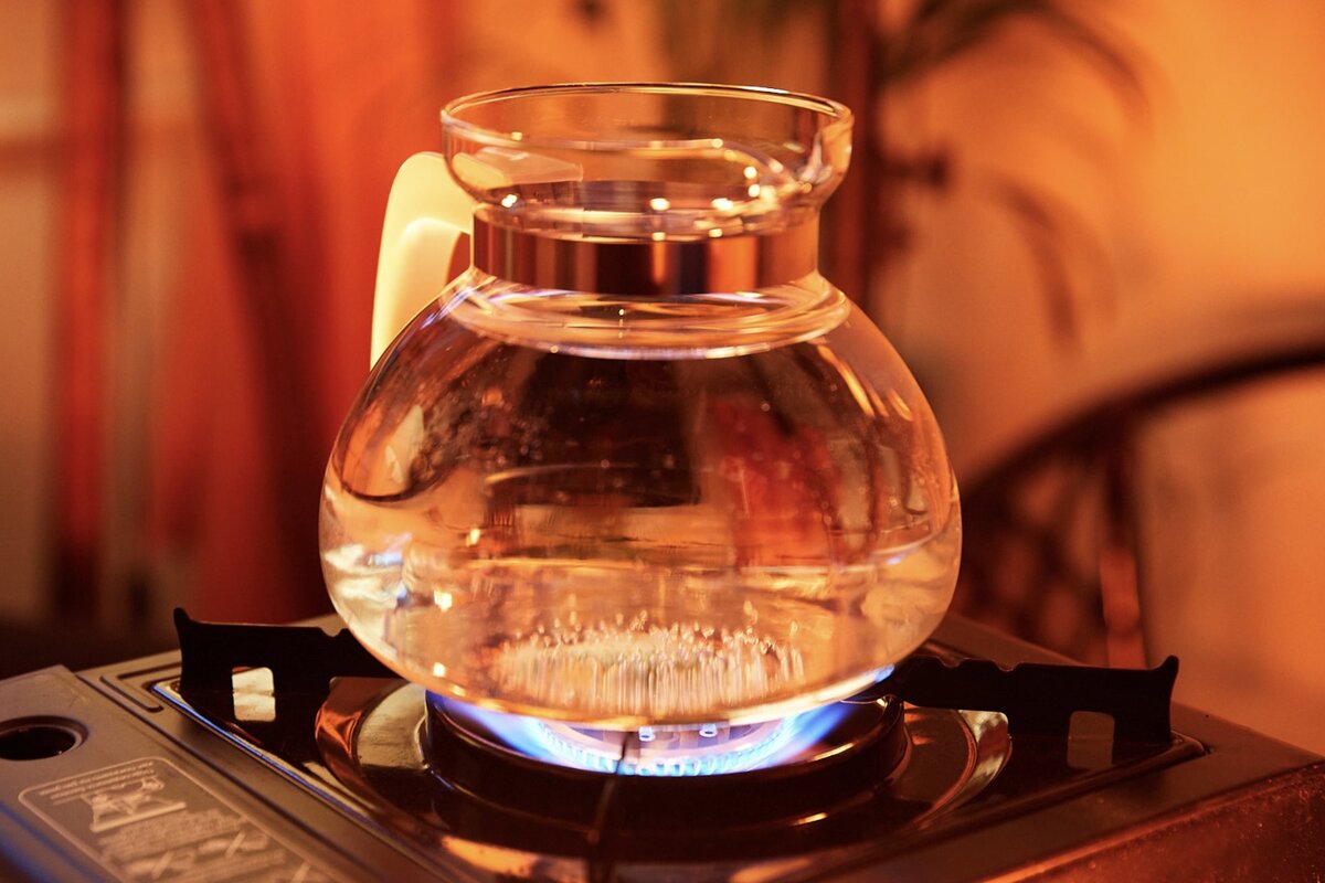 Мастера чайных церемоний могут приготовить воду на открытом огне, определяя подходящую температуру воды практически «на глаз»