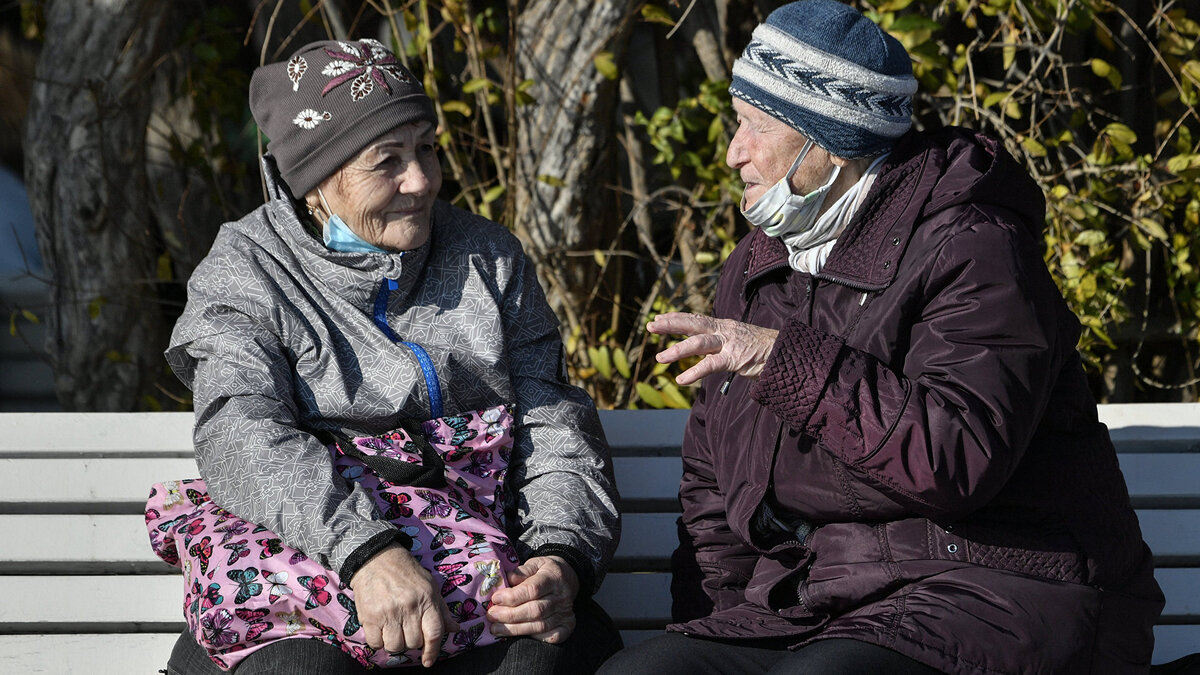    Женщины на набережной в Ялте© РИА Новости . Константин Михальчевский