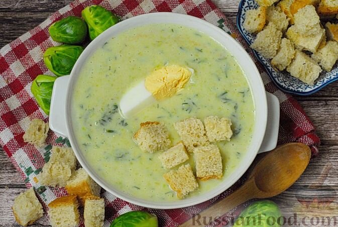 капуста брюссельская, картофель, лук репчатый, масло подсолнечное, сметана, орех мускатный, соль, зелень укропа, чеснок, яйца, хлеб белый