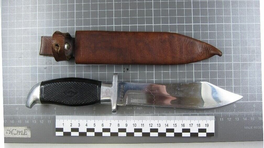     40-летний житель Саяногорска 14 лет назад нашел охотничий нож. Он хранил находку, а спустя годы решил продать за ненадобностью. За это он попал под уголовное дело и может оказаться в колонии.