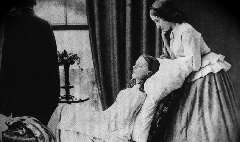 Художник и фотограф Генри Пич Робинсон, 1858 год. «Уходящая». Первый постановочный фотомонтаж из пяти негативов. Современники критиковали Робинсона за паразитирование на сочувствии к горю умирающей от туберкулеза девушки и её родственников. 