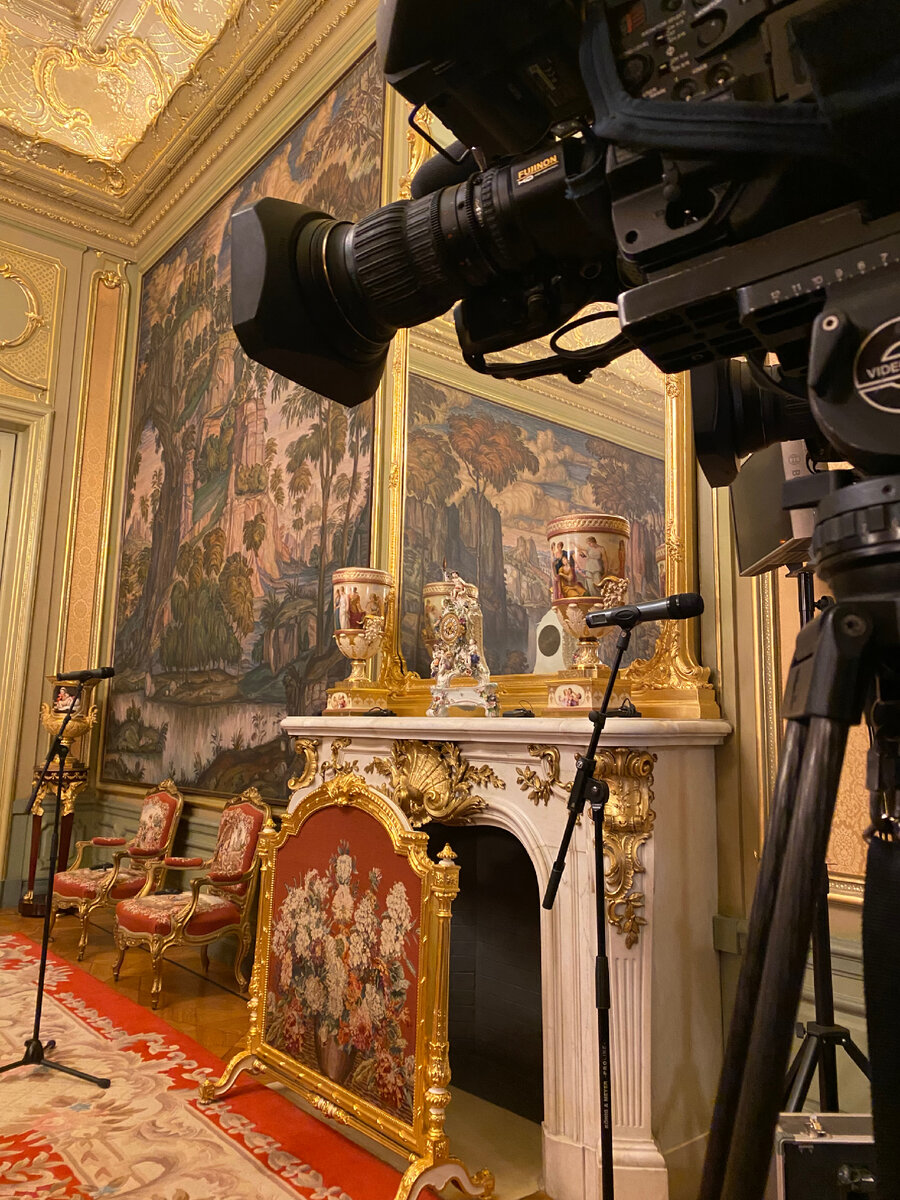 Иногда скучные совещания высокопоставленных чиновников проходят в изысканных интерьерах