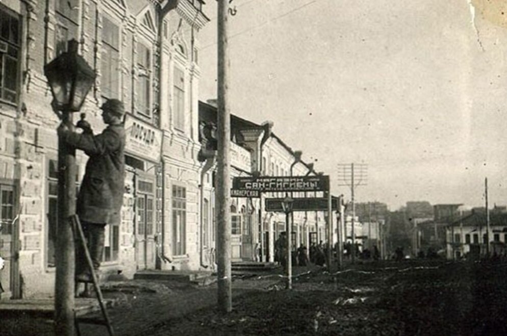 Первые уличные фонари в москве. Фонарный столб 19 век. 5 Января 1731 года появились первые уличные фонари в Москве. 1731 Год в Москве зажглись первые уличные фонари. Фонарщики Петербурга 19 века.